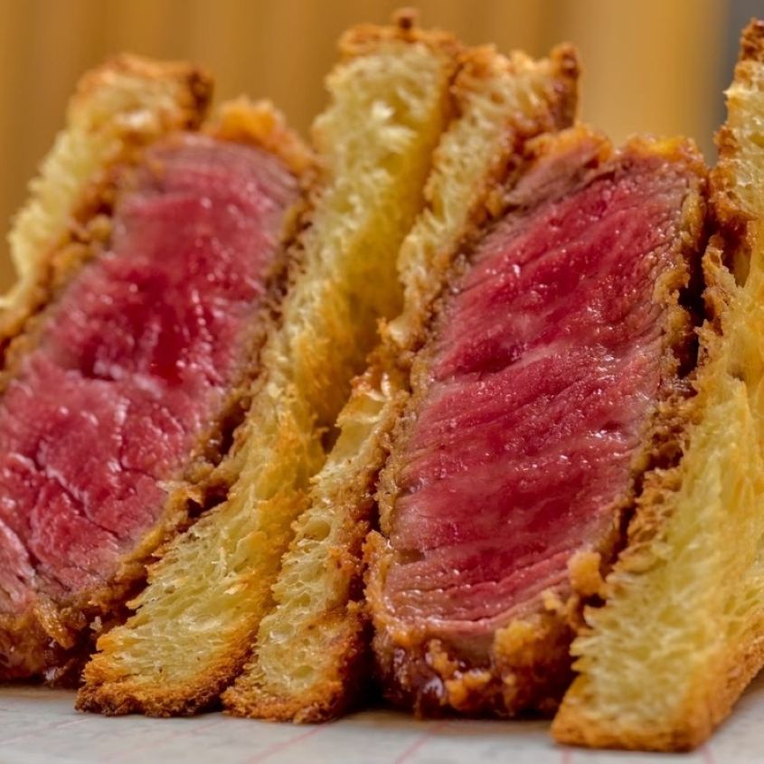 個室確約【姉妹店 銀座ちかみつ焼肉百名店2025受賞記念コース】「厳選和牛の蟹・いくらユッケドッグ」「和牛ヒレのブリオッシュカツサンド」を含む厳選された焼き物7種をご提供。