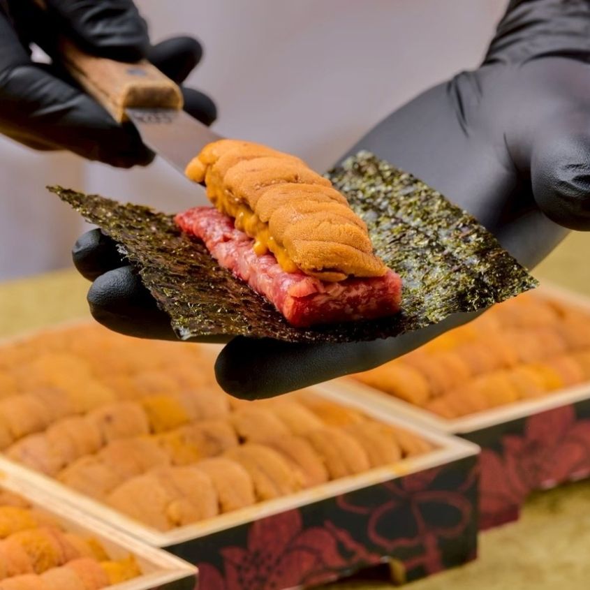 【恵比寿うしみつ極コース】「厳選和牛の雲丹ユッケドッグ」「厳選和牛ヒレとサーロインの土鍋ご飯」「うしみつローストビーフ　～特製ソース～」を含むスペシャリテが全て詰まったコースです。